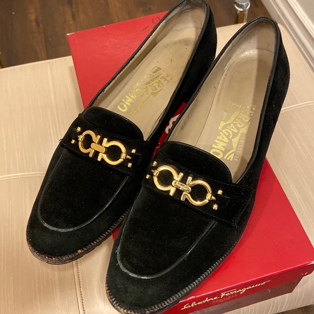 VINTAGE SALVATORE FERRAGAMO BLACK SUEDE LOAFERS 8.5 AAA NARROW FLATS